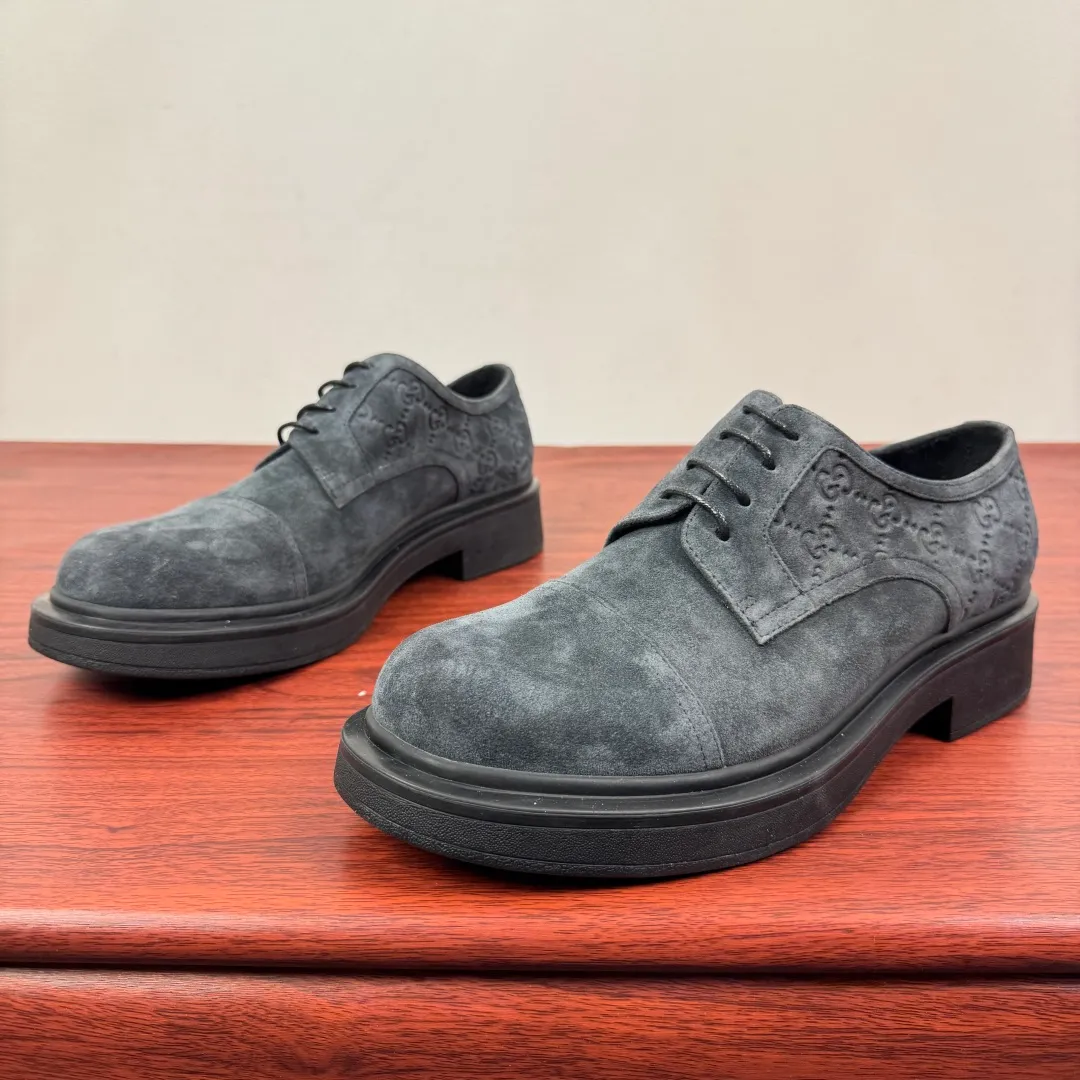 Batch 800 Gucci/Gucci new men's lace-up shoes with GG details, suede leather derby shoes! Rooted in the brand's heritage, these men's lace-up shoes are crafted from suede calfskin and embellished with GG-print embossed suede details in homage to Gucci's iconic monogram. The rubber sole decorated with GG pattern adds a touch of modern fashion to this design. Typical three-joint style design. European and American classic version, full calfskin lining. The overall upper texture is soft and the lining is comfortable and breathable. 2CM thickened soft rubber sole, easy to control. Versatile and stylish upper foot, multiple colors available to meet different matching needs, complete package! Size: 39-40-41-42-43-44 leather shoe size (can be customized to 38.45) Item number: 7826Z suede gray